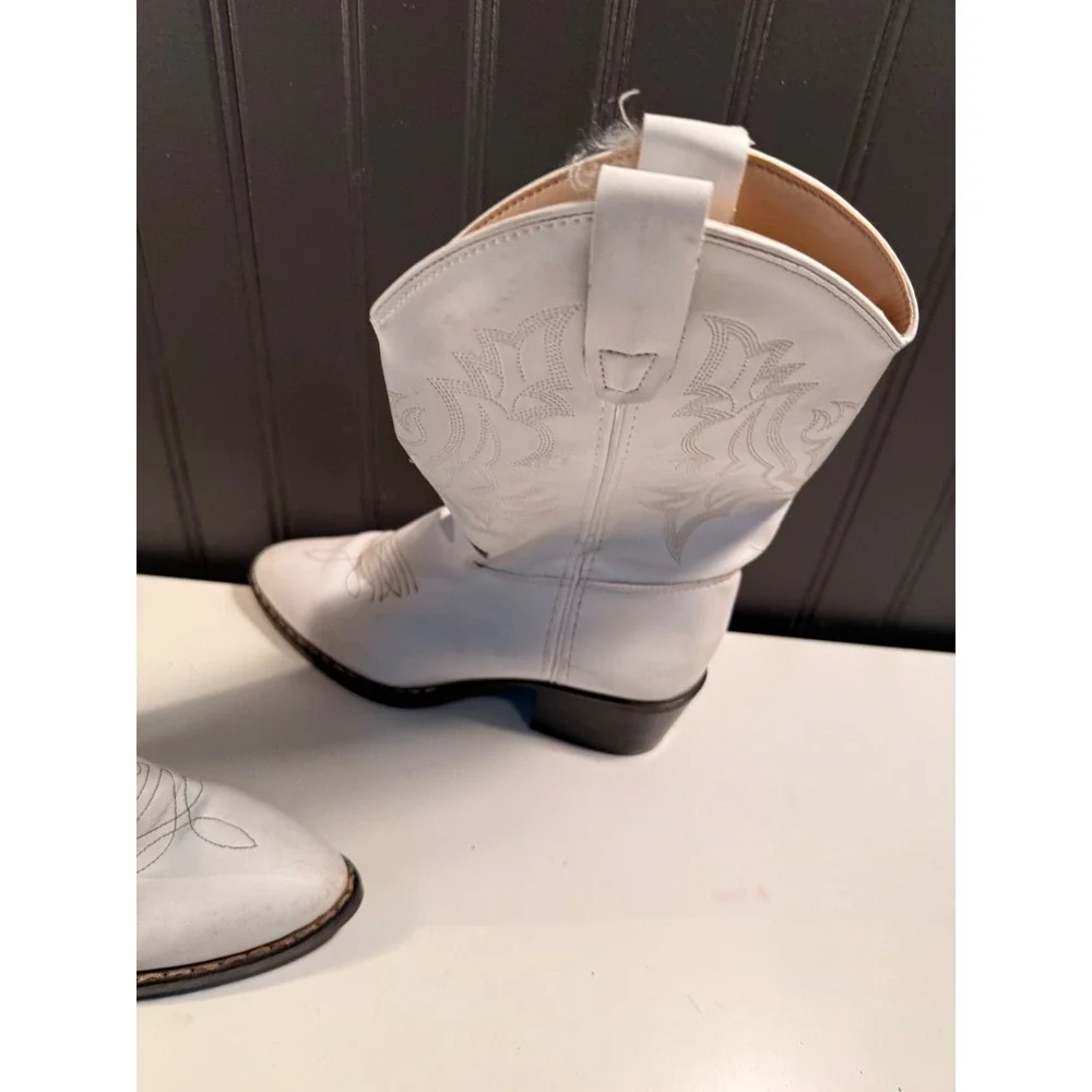 Shyanne White Faux Leather Western Cowboy Boots Size 5.0-D BVJ9134